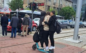 Troje tinejdžera se vozalo jednim romobilom po ulicama Sarajeva