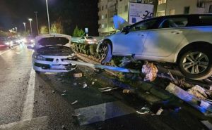 Teška nesreća u Mostaru: Automobilom se zakucao u stub ulične rasvjete, ima povrijeđenih