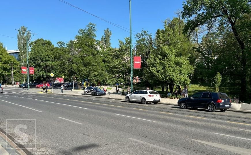 Sudar tramvaja i automobila u centru Sarajeva: Policija na terenu