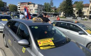 Taksisti u Banjoj Luci organizirali protestnu vožnju protiv rezolucije o Srebrenici