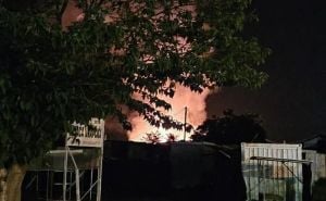 Požar u Mostaru: Vatrogasci na terenu, gore štandovi na pijaci