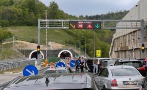 Nestvarna gužva na izlazu iz Sarajeva: Nepregledna kolona automobila do naplatnog mjesta Bradina