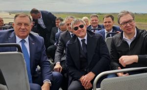 Autobus sa Vučićem i Dodikom se zaglavio: Ostali ukopani u blatu, morali da izađu