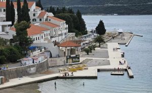 Otvorena sezona kupanja u Neumu, veliki broj turista uživa u jedinom bh. gradu na Jadranu