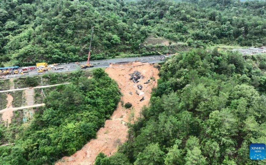 Strašne scene iz Kine: Urušila se autocesta, najmanje 36 ljudi poginulo