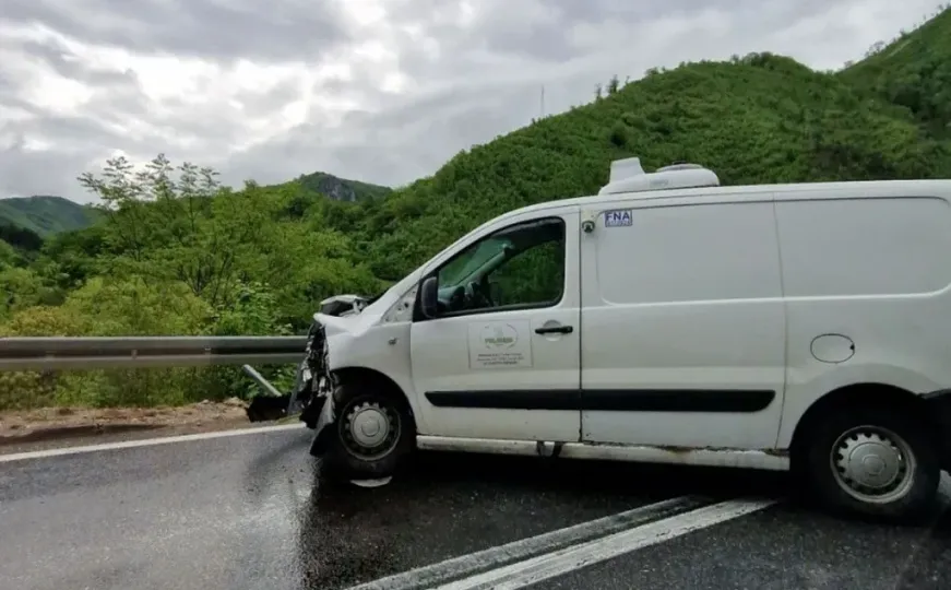 Saobraćajna nesreća kod Jablanice: Automobil završio na krovu