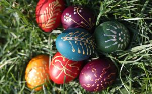 Očuvanje tradicije: Farbanje jaja i molitvene prakse na Veliki petak