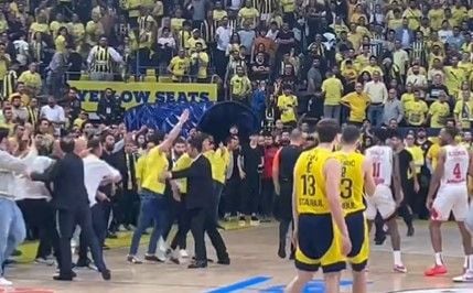 Kakav cirkus je morao gledati Edin Džeko: Navijači Fenerbahce uletili na teren i napali goste