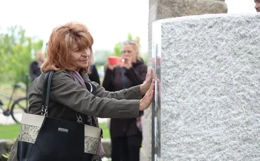 Roditelji stradalih u Ribnikaru u zagrljaju sa porodicama ubijenih u Orašju i Duboni