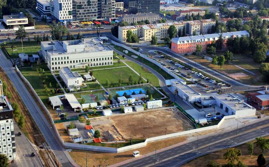 Ambasada SAD u Sarajevu prodaje korišteni namještaj i bijelu tehniku: Evo koja je početna cijena