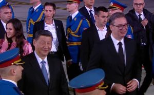 Xi Jinping stigao u Srbiju: Srdačno se pozdravio s Vučićem, dočekao ga folklor na aerodromu