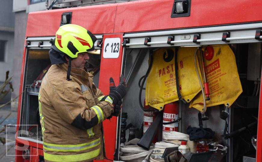 Vozači, oprez: Gorio automobil u Sarajevu, vatrogasci spriječili veću štetu