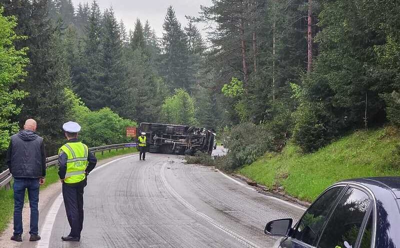 Zbog saobraćajne nesreće na putu Srednje-Olovo obustavljen saobraćaj