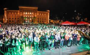 Sarajevska publika uživala u koncertu Dženana Lončarevića: Pogledajte dio atmosfere