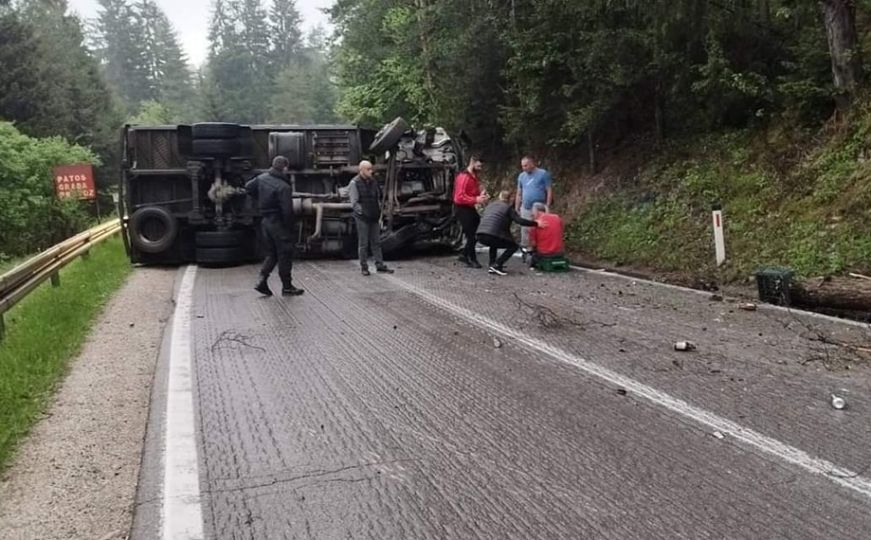Saobraćajna nesreća kod Olova: Prevrnuo se kamion, vozač povrijeđen