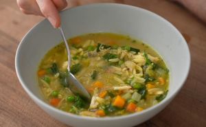 Za ukusniju pileću supu dodajte ova dva sastojka: Podići će joj okus i učiniti je još zdravijom