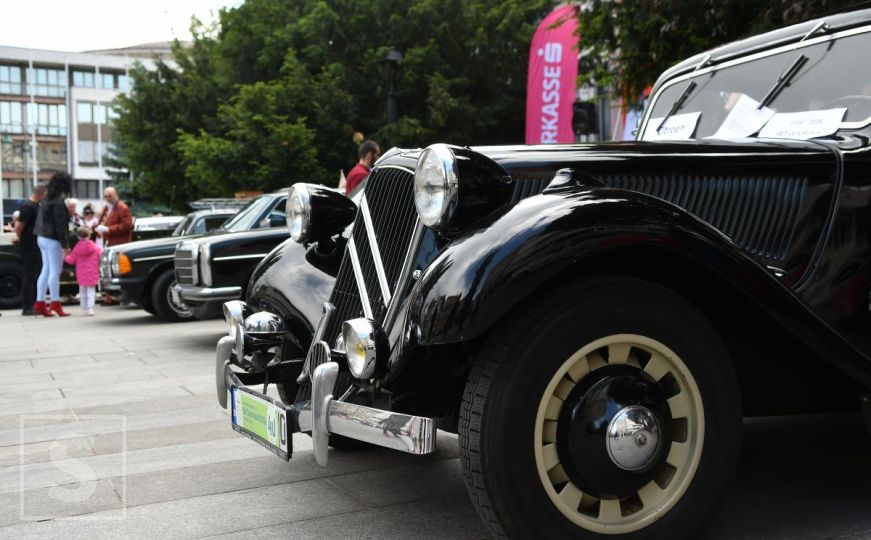 Kakvi ljepotani: Pogledajte oldtimer automobile na ulicama Sarajeva