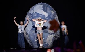 Kontroverzna izvedba na Eurosongu: Pogledajte trenutak kada je izvođač iz Finske pokazao previše