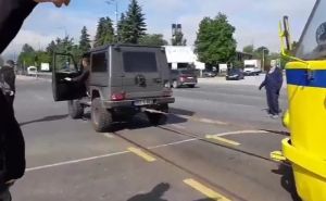 Zanimljiva scena u Sarajevu: Pogledajte kako džip šlepa tramvaj