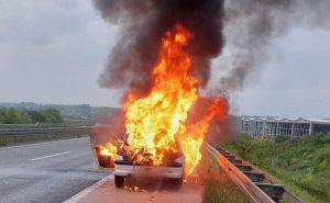 Drama u BiH: Gori automobil na auto-putu, vatrena stihija uznemirila građane