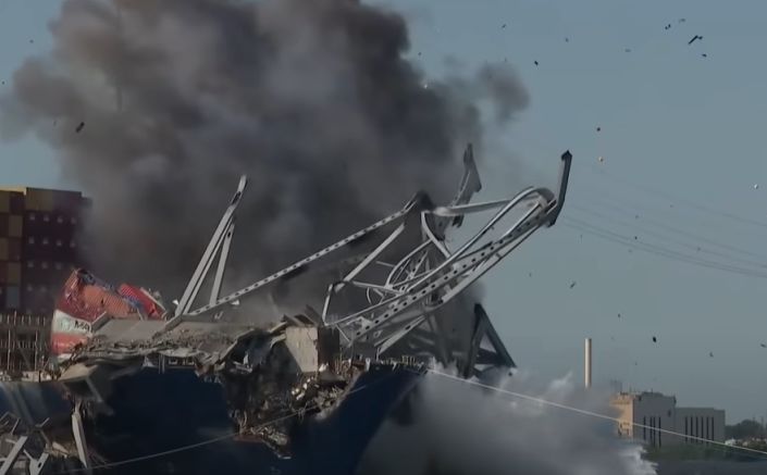 Objavljen snimak: Kontroliranom eksplozijom uklonjen dio srušenog mosta kod Baltimorea