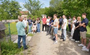 Mladi posjetili Zecove: Spomenici stradaloj djeci šalju najsnažniju antiratnu poruku