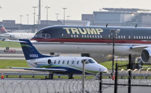 Incident na aerodromu: Trumpov avion vrijedan 100 miliona dolara zabio se u parkiranu letjelicu