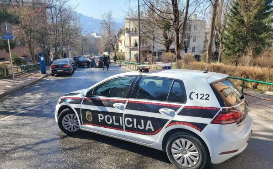 Požar u sarajevskom naselju Džidžikovac: Zapaljen automobil marke 'Porsche'