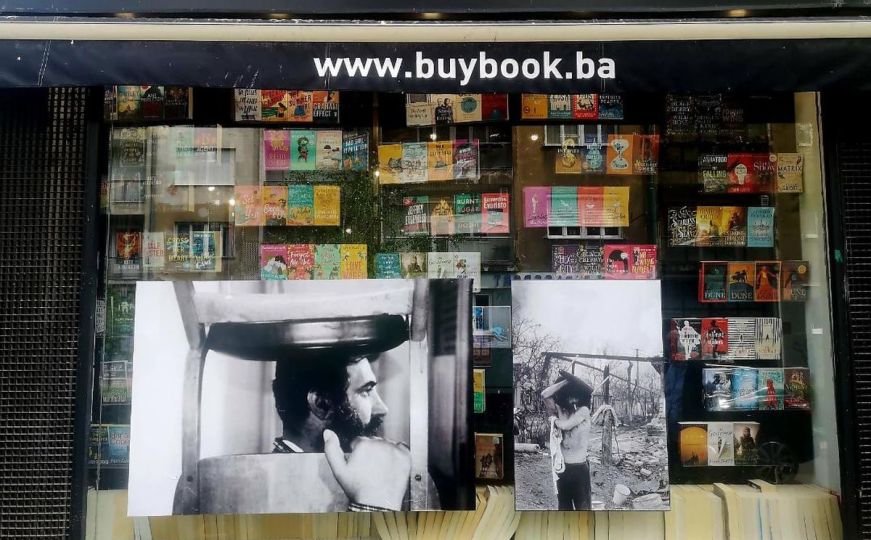 Andrej Đerković i Stanley Greene: Fotografski diptik "IN/TEMPORAL" u izlogu sarajevske knjižare