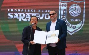 10 godina od kada je Vincent Tan došao u FK Sarajevo: Mirvić mu uručio priznanje za doprinos razvoju