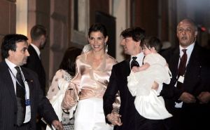Nakon što je proslavila 18. rođendan, kćerka Toma Cruisea odrekla se očevog prezimena