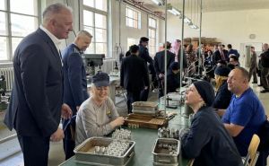 Ministar Helez posjetio fabriku Binas: Prije dvije godine dugovali 14 plata, a sada radi 420 radnika