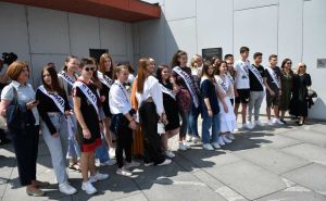 Grad u Bosni i Hercegovini maturantima srednje škole dodjeljuje jednokratne naknade od 200 KM
