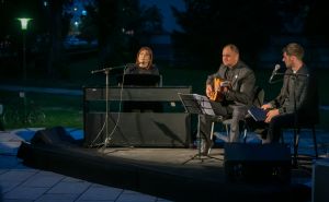 "Kad sevdah govori": Muzičko-poetski recital oduševio publiku na platou Historijskog muzeja