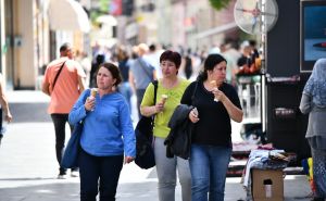 Pune ulice u centru Sarajeva: Proljetne temperature izmamile građane, ali uskoro dolazi promjena