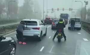 Vozači u ovom gradu staju na semaforu kako bi izašli iz automobila i na tablice nalijepili traku