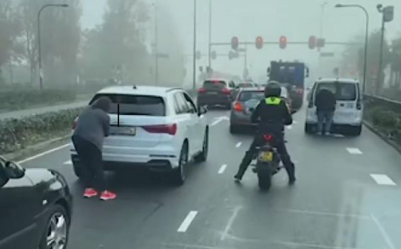 Vozači u ovom gradu staju na semaforu kako bi izašli iz automobila i na tablice nalijepili traku