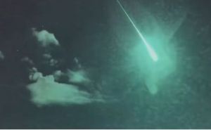 Nevjerovatan prizor: Meteor proletio brže od borbenog aviona F-16
