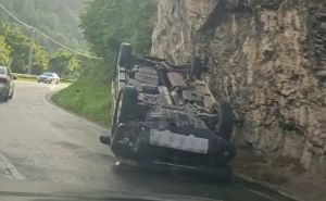 Nova nesreća u BiH: Automobil završio na krovu, Hitna pomoć na terenu