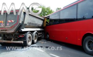 Stravična nesreća u Srbiji: U sudaru kamiona i autobusa povrijeđeno 20 ljudi, poginuo vozač autobusa