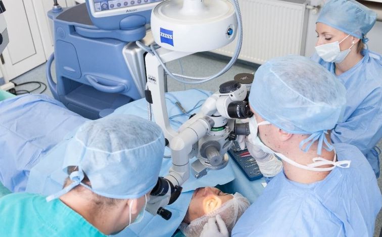 Plastični hirurg pokazao šta je našao u prsištu žene koju je operirao drugi doktor
