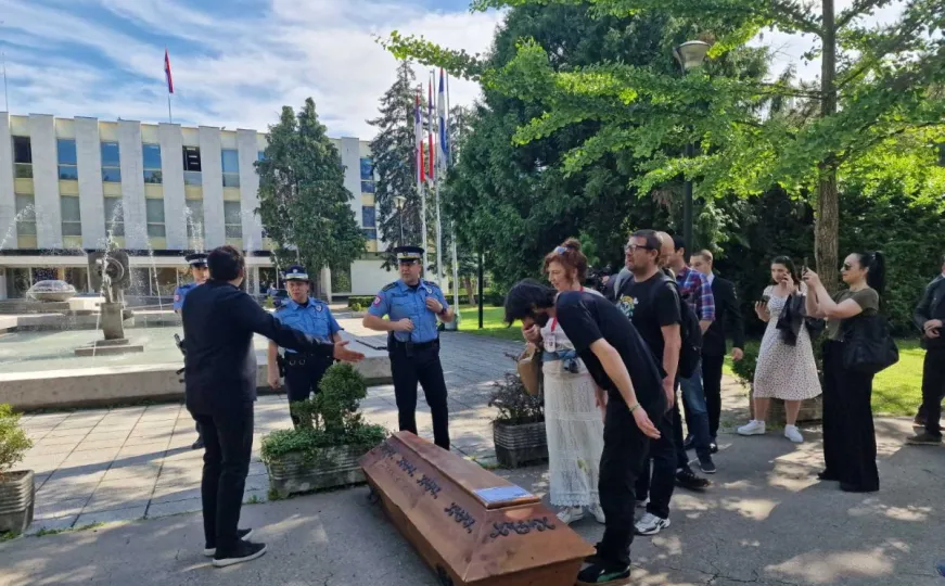 Demonstranti donijeli mrtvački sanduk pred Narodnu skupštinu Rs