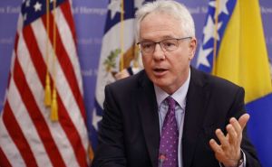 Ambasada SAD u BiH zaprijetila sankcijama onima koji žele uvesti isplatu plata u kešu