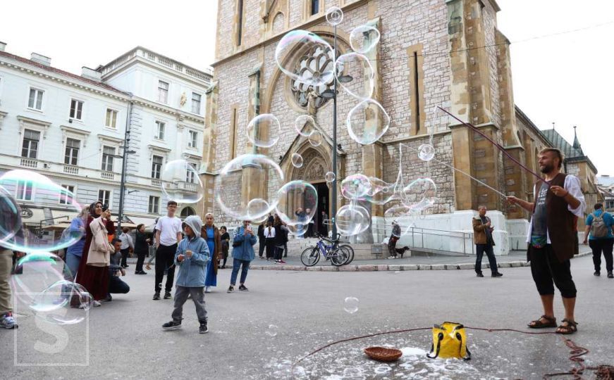 Nova atrakcija za mališane (a bogami i odrasle) u Sarajevu: Baloni od sapunice i mnogo zabave