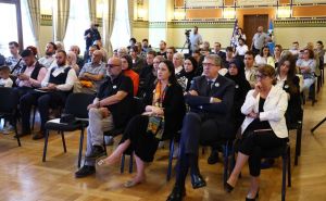 Građani u Vijećnici sa Benjaminom Karić prate sjednicu UN-a o rezoluciji o genocidu u Srebrenici