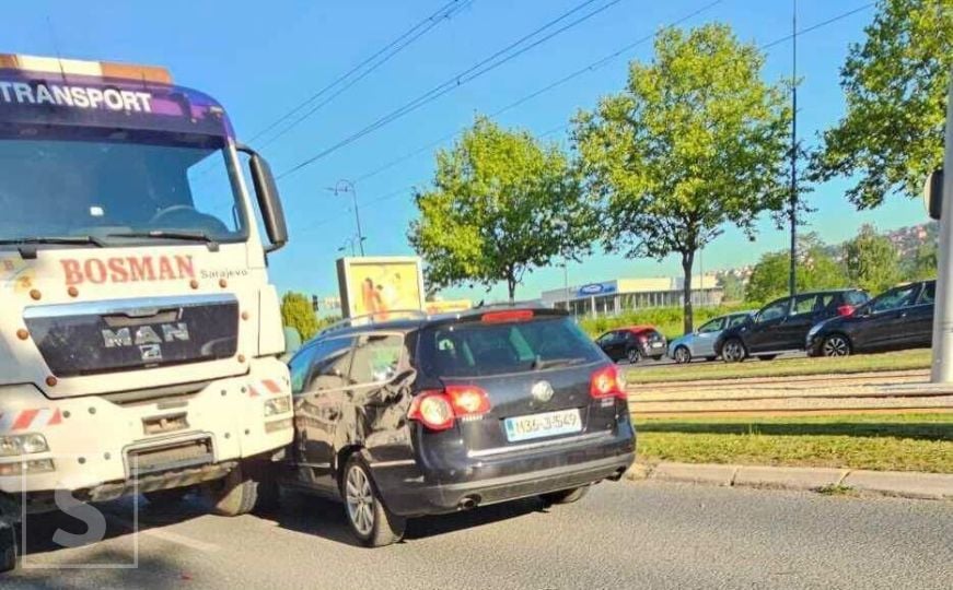 Udes na Alipašinom Polju: Sudarili se kamion i automobil, nastale velike gužve