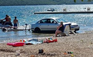 Bahati vozač ušao sa automobilom direktno u more u Neumu