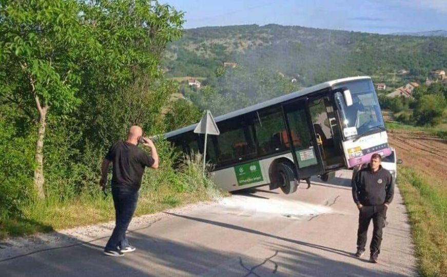 Užasni prizori u Hrvatskoj: Školski autobus se zapalio, učenici istrčali, a vozilo krenulo unatrag