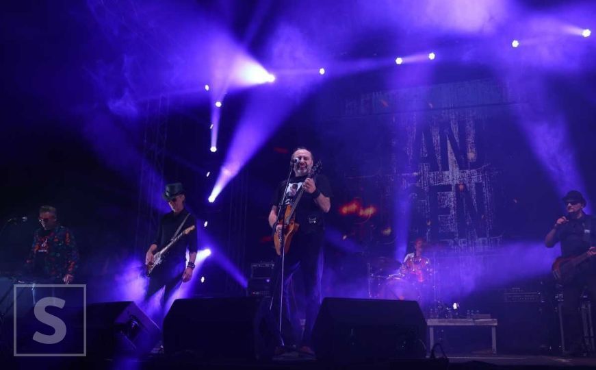 "Zabranjeno pušenje" večeras pravi spektakl u Sarajevu: Pogledajte dio atmosfere sa koncerta
