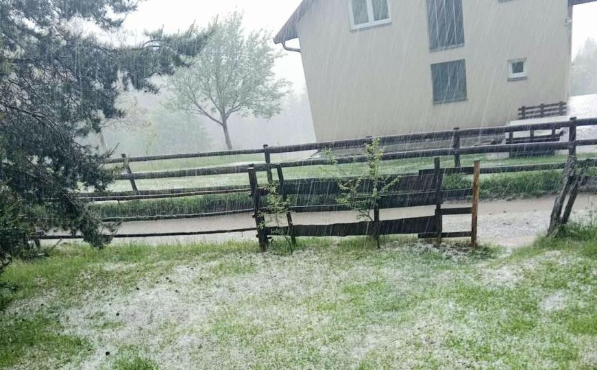 Veliko nevrijeme zahvatilo BiH: Padaju jaka kiša i led, pogledajte fotografije